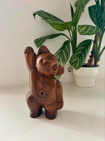 Vintage houtsnijwerk beer. retro beeld donker hout. beschikbaar voor biedingen