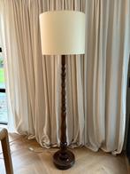 Gedraaide houten vloerlamp – donkere notenhout kleur, Huis en Inrichting, Lampen | Vloerlampen, Ophalen, Zo goed als nieuw, Hout