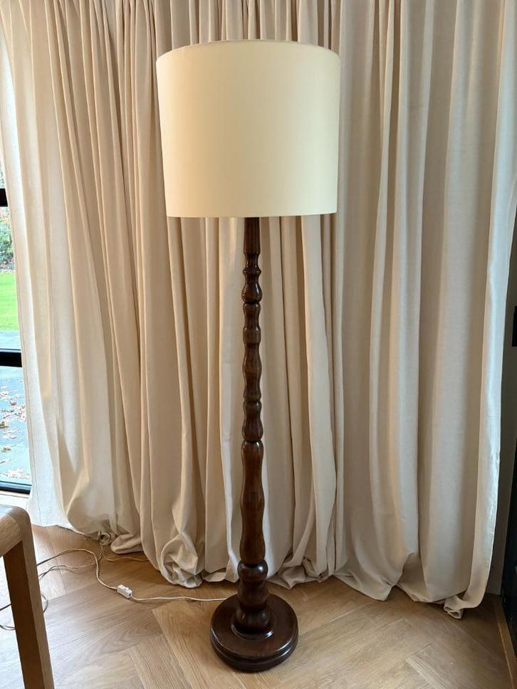 Gedraaide houten vloerlamp – donkere notenhout kleur, Huis en Inrichting, Lampen | Vloerlampen, Zo goed als nieuw, 150 tot 200 cm