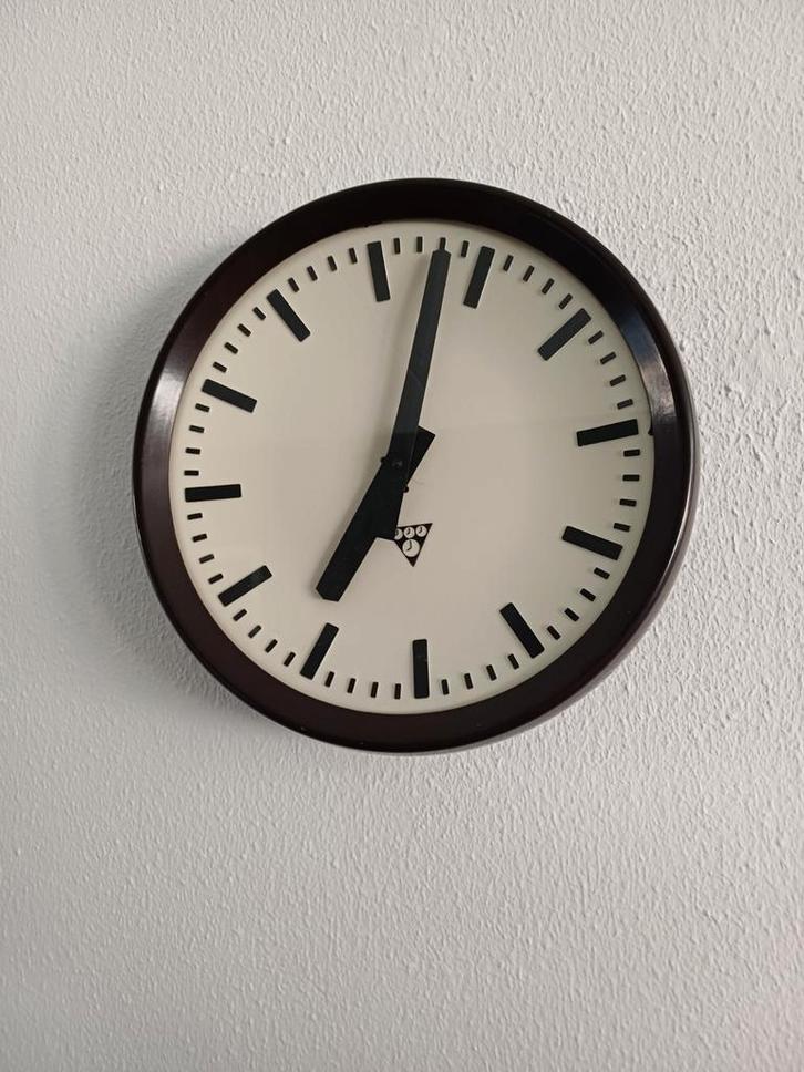 Vintage Bakeliet Fabrieksklok Pragotron, Antiek en Kunst, Antiek | Klokken, Ophalen of Verzenden