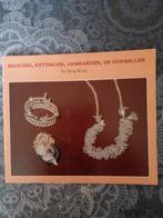 Broches, Kettingen, Armbanden en Oorbellen - Handboek, Boeken, Hobby en Vrije tijd, Ophalen of Verzenden, Gelezen, Sieraden maken