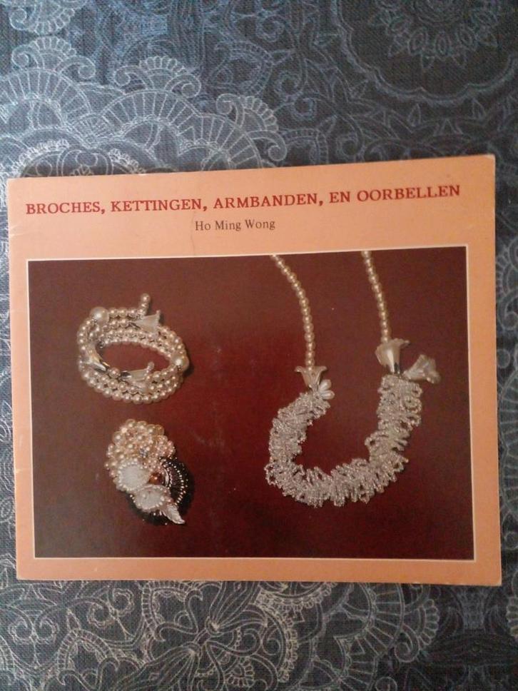 Broches, Kettingen, Armbanden en Oorbellen - Handboek, Boeken, Hobby en Vrije tijd, Gelezen, Sieraden maken, Ophalen of Verzenden