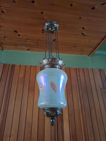 Prachtige antieke glazen lamp beschikbaar voor biedingen