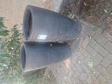 Grote bloempot van aarde beschikbaar voor biedingen