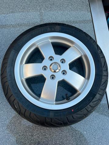 Gts 300 HPE 250vespa voor of achter velg met nwe band beschikbaar voor biedingen