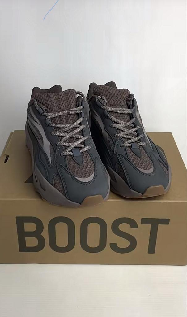 Yeezy 700 v2, Kleding | Heren, Schoenen, Zo goed als nieuw, Sneakers of Gympen, Bruin, Ophalen of Verzenden