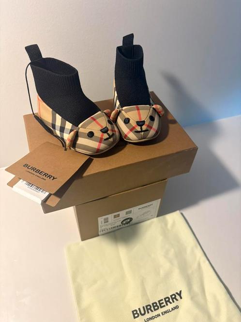 Burberry vintage Thomas bear slippers, Kinderen en Baby's, Kinderkleding | Schoenen en Sokken, Nieuw, Sportschoenen, Meisje, Ophalen of Verzenden