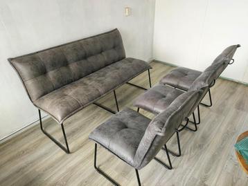 eetkamer set bestaande uit bank plus 3 stoelen in nieuwstaat beschikbaar voor biedingen