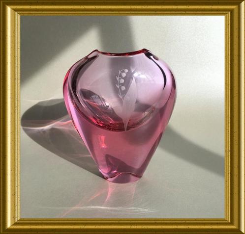 Mooi roze vaasje: lelietjes van dalen, Antiek en Kunst, Antiek | Glas en Kristal, Ophalen of Verzenden
