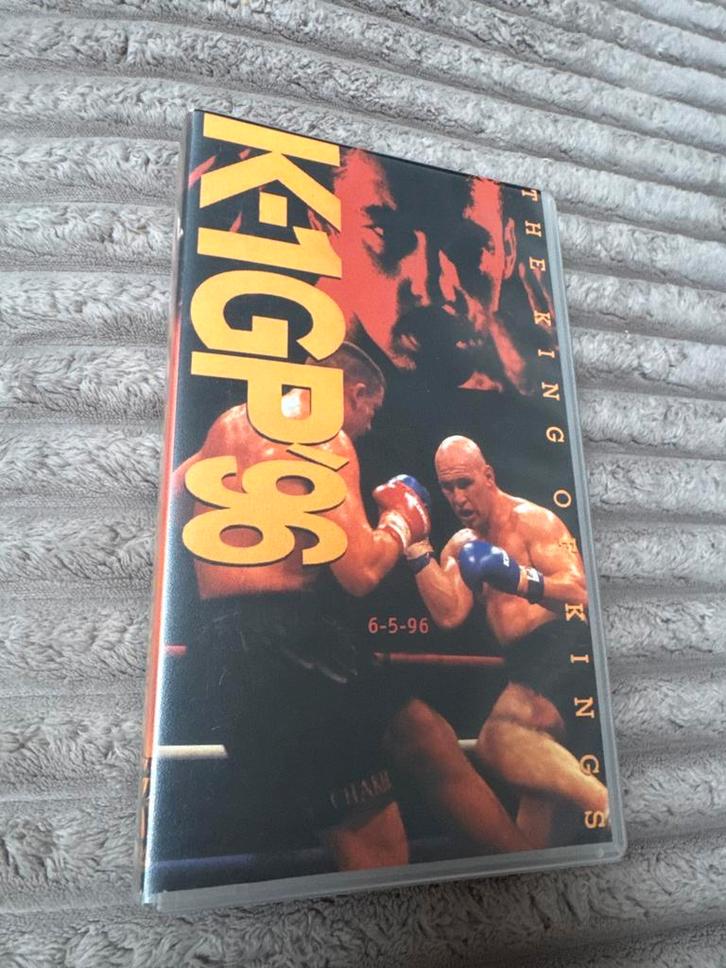 VHS K-1 Grand Prix ’96 Andy Hug, Peter Aerts, Ernesto Hoost, Cd's en Dvd's, VHS | Documentaire, Tv en Muziek, Zo goed als nieuw
