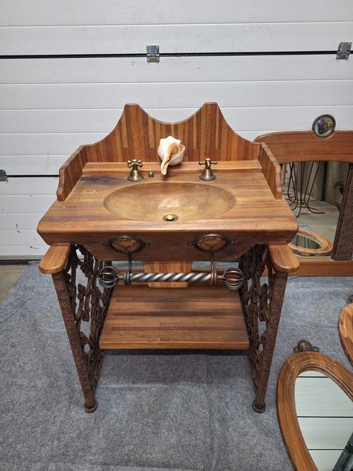 Hardhouten wasbak op gietijzeren onderstel met 3 spiegels, Huis en Inrichting, Badkamer | Badkamermeubels, Nieuw, Wasbak of Wastafel