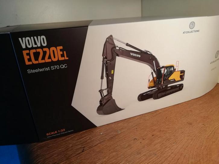 Te koop AT Collections Volvo EC 220El rups kraan., Hobby en Vrije tijd, Modelauto's | 1:32, Nieuw, Tractor of Landbouw, Overige merken