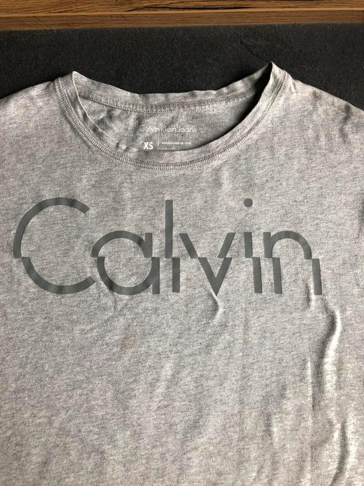 Mooi grijs Calvin Klein shirtje met gave logo print, maat XS, Kleding | Dames, T-shirts, Zo goed als nieuw, Maat 34 (XS) of kleiner