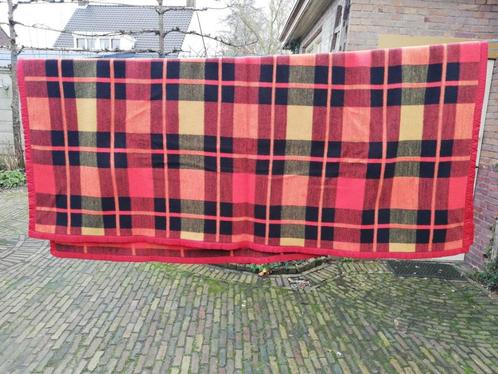 Zachte vintage geblokte deken rood oranje geel zwart geblokt, Huis en Inrichting, Slaapkamer | Beddengoed, Zo goed als nieuw, Deken of Dekbed