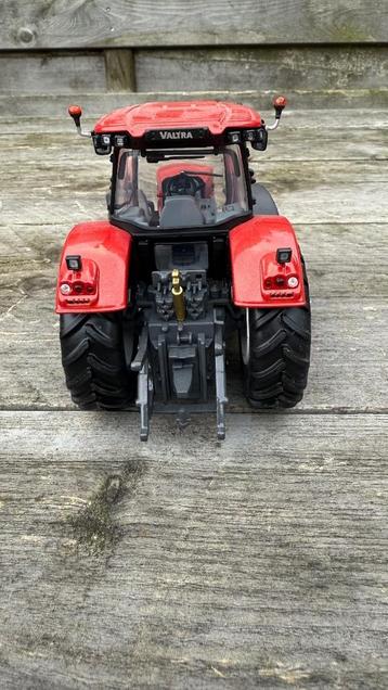 Valtra Uh 1/32 beschikbaar voor biedingen