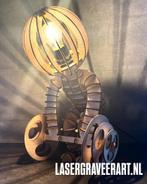 Uit hout gesneden lampje -gewichtheffen - weightlifter, Creatief, sportief, modern, Ophalen of Verzenden, Zo goed als nieuw, Minder dan 50 cm