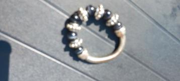 Zilverkleurige armband met kralen beschikbaar voor biedingen
