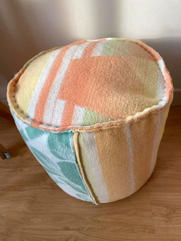 Geupcyclede poef van oude dekens beschikbaar voor biedingen