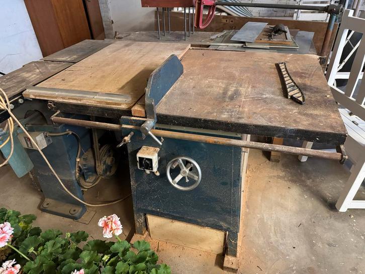 Gebruikte zaagtafel - Robuust en Functioneel, Doe-het-zelf en Verbouw, Gereedschap | Zaagmachines, Gebruikt, Cirkelzaag, 1200 watt of meer