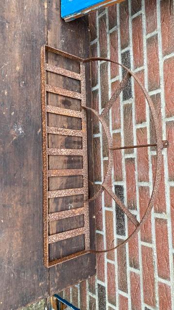 ijzeren deco wandrek beschikbaar voor biedingen