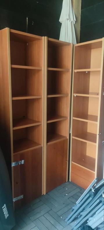 Drie kersenhouten open kasten beschikbaar voor biedingen