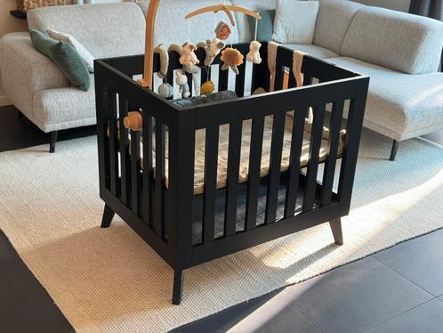 TWF Box Riva mat zwart zonder lade, Kinderen en Baby's, Boxen, Zo goed als nieuw, Rechthoekig, In hoogte verstelbaar, Boxkleed