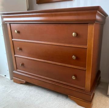 Prachtige kersenhouten ladenkast met drie laden en spiegel beschikbaar voor biedingen