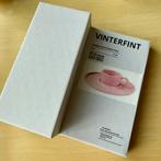 IKEA x Gustaf Westman Roze kop met schotel, Huis en Inrichting, Keuken | Servies, Ophalen, Nieuw, Overige stijlen, Kop(pen) en/of Schotel(s)