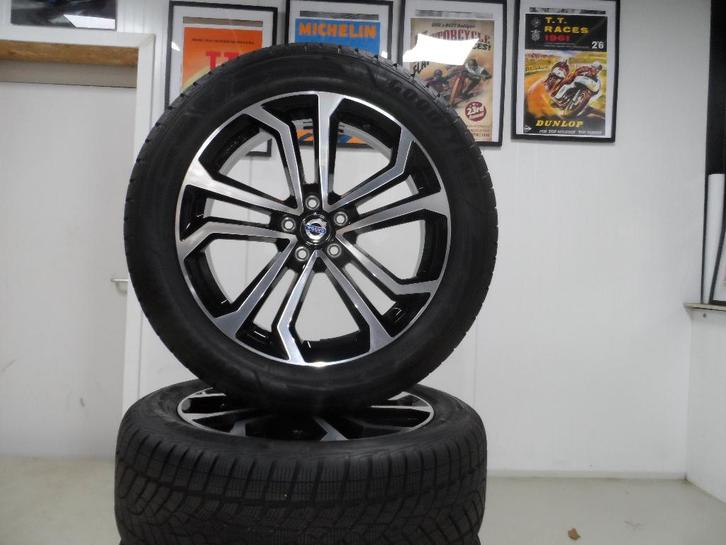 Volvo XC60 19 inch winterbanden set met 5800 km recent 2024, Auto-onderdelen, Banden en Velgen, Banden en Velgen, Winterbanden