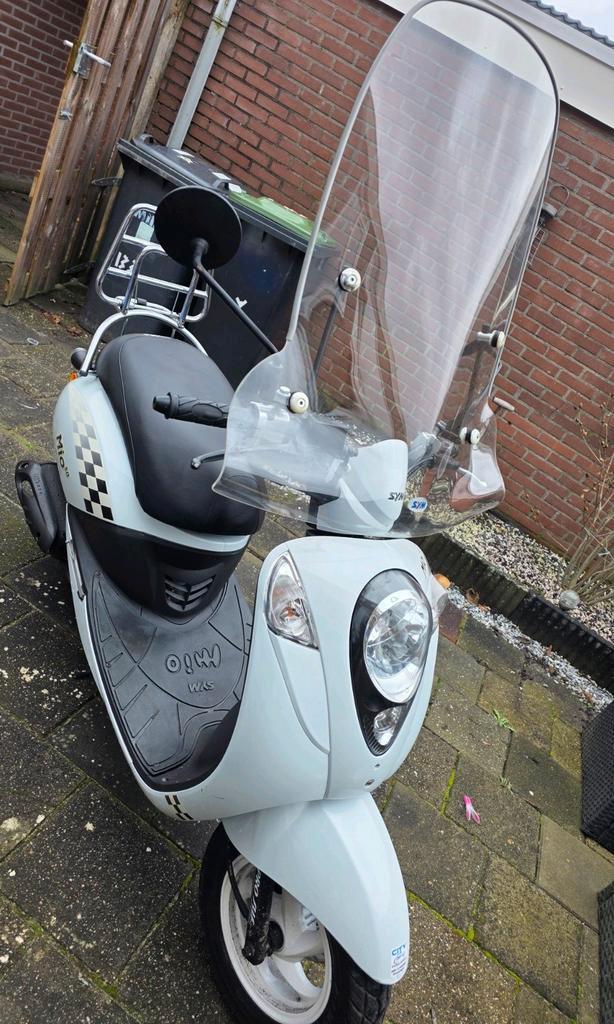 Mio Scooter gele kenteken, Fietsen en Brommers, Scooters | SYM, Zo goed als nieuw, Mio, Maximaal 45 km/u, Benzine, Ophalen