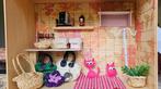 Gedecoreerd poppenhuis met tasjes en een pop, Verzamelen, Poppenhuizen en Toebehoren, Ophalen, Zo goed als nieuw, Poppenhuis
