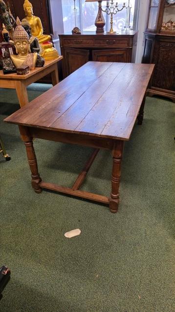 Antieke Franse kersenhouten eettafel beschikbaar voor biedingen