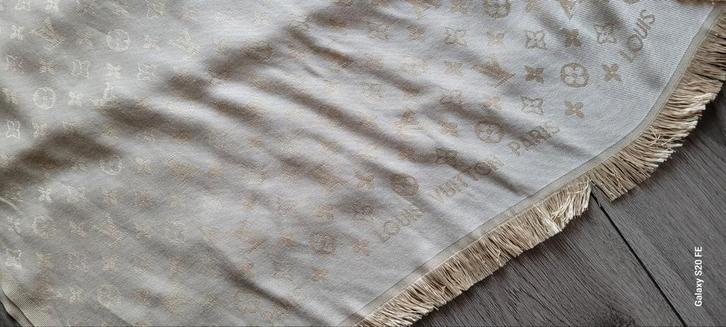 Gucci sjaal, Kleding | Dames, Mutsen, Sjaals en Handschoenen, Zo goed als nieuw, Sjaal, Maat 46/48 (XL) of groter, Ophalen of Verzenden