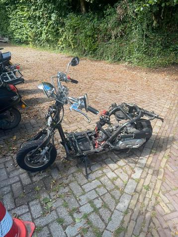 Scooter | 2094 km | loopt top, alleen nieuwe kappen plaatsen beschikbaar voor biedingen