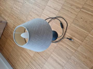Lamp staand model zwart met lichtgrijze kap beschikbaar voor biedingen