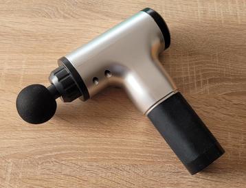 Massage gun met veel opzetstukken beschikbaar voor biedingen