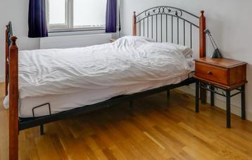 Bed (160cm x 200 cm) met 2 nachtkastjes