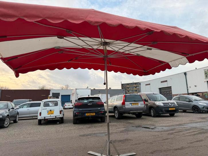 3 Marktparasols Rood/Wit met Voet, Tuin en Terras, Parasols, Gebruikt, Stokparasol, 2 tot 3 meter, Ophalen