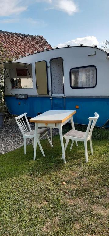 Tafel met twee stoelen beschikbaar voor biedingen