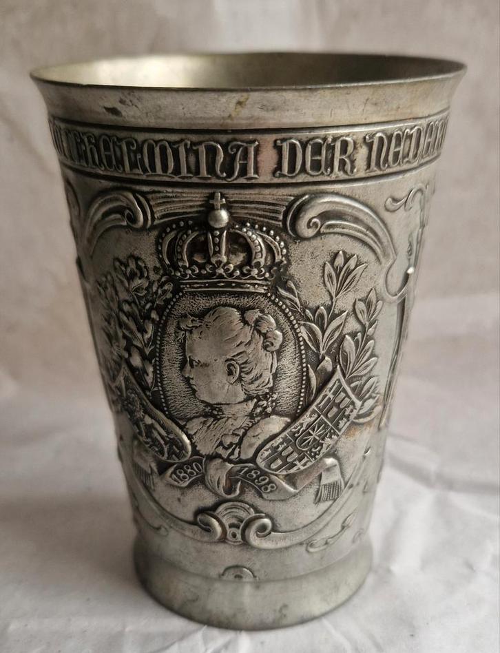 Wilhelmina Kroningsbeker 1898 - Gedetailleerd, Antiek en Kunst, Antiek | Tin, Ophalen of Verzenden