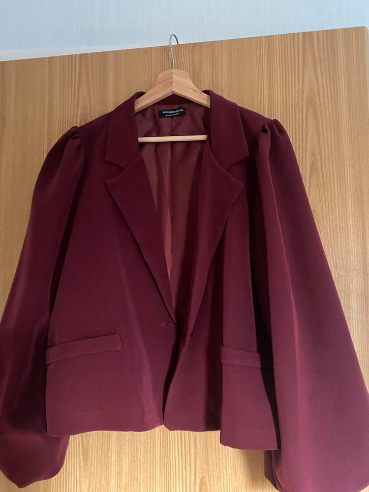 Donkerrood jasje met pofmouwen - Maat L, Kleding | Dames, Jasjes, Kostuums en Pakken, Zo goed als nieuw, Jasje, Maat 42/44 (L)