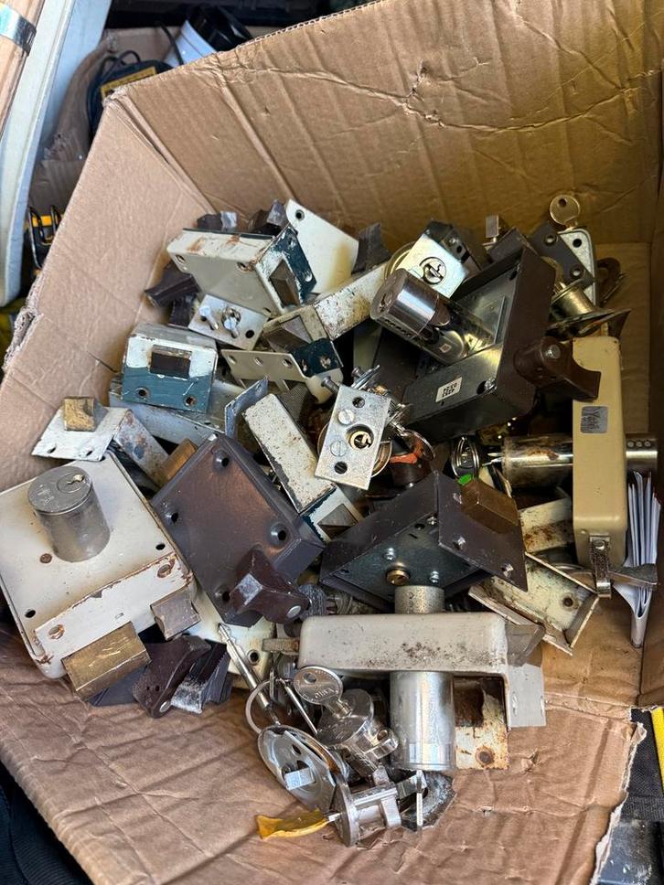 Partij Diverse Sloten met Sleutels, Doe-het-zelf en Verbouw, Hang- en Sluitwerk, Gebruikt, Slot, IJzer, Ophalen of Verzenden