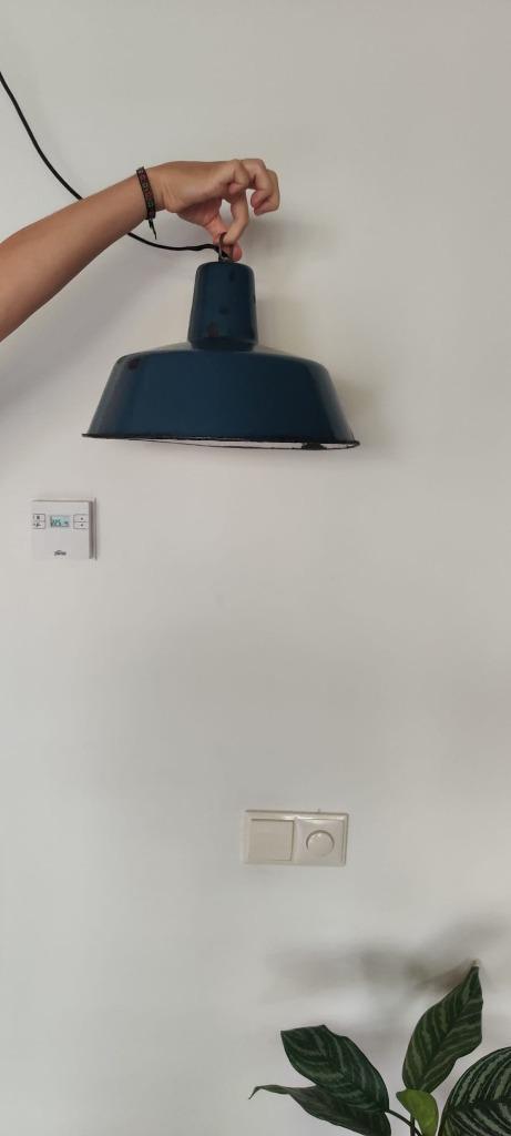 Blauwe industriële emaille fabriekslamp, Huis en Inrichting, Lampen | Hanglampen, Zo goed als nieuw, Minder dan 50 cm, Metaal