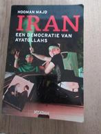 Iran - Een democratie van ayatollahs - Hooman Majd, Gelezen, Ophalen of Verzenden, Politiek en Staatkunde, Hooman Majd