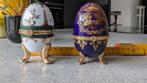 2 versierde (Fabergé) eieren sierradendoosjes van porselein, Antiek en Kunst, Verzenden