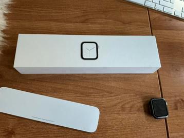 Apple Watch Series 4 - 40mm beschikbaar voor biedingen