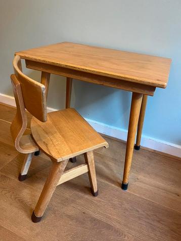 Retro vintage tafeltje en stoeltje voor peuters en kleuters beschikbaar voor biedingen