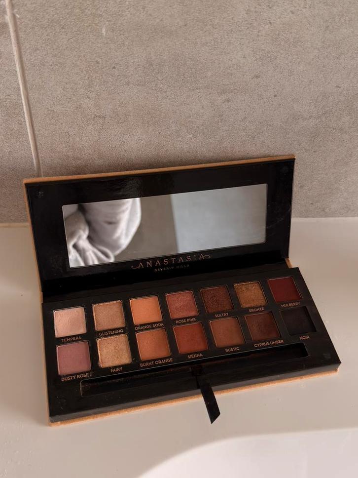 Anastasia beverly hills soft glam oogschaduw palette, Sieraden, Tassen en Uiterlijk, Uiterlijk | Cosmetica en Make-up, Zo goed als nieuw