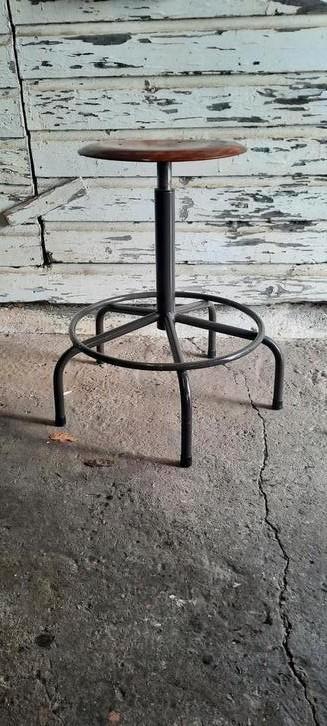 Mooie vintage werkkruk atelier kruk beschikbaar voor biedingen