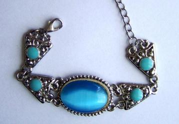 Mooie vintage armband met grote turquoise glassteen beschikbaar voor biedingen